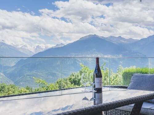 Luxury Alpine Chalet • Hot Tub & Mountain Views