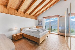 4 bedrooms, travel crib, WiFi, bed sheets - Luxury Alpine Chalet • Hot Tub & Mountain Views (Crans-Montana)