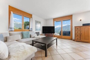 تلفزيون، مدفأة، كرة قدم الطاولة، مكتب