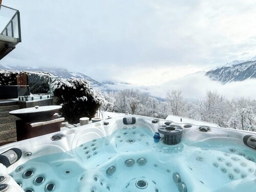 Alpine Chalet: Hot Tub Game Room and Terrace