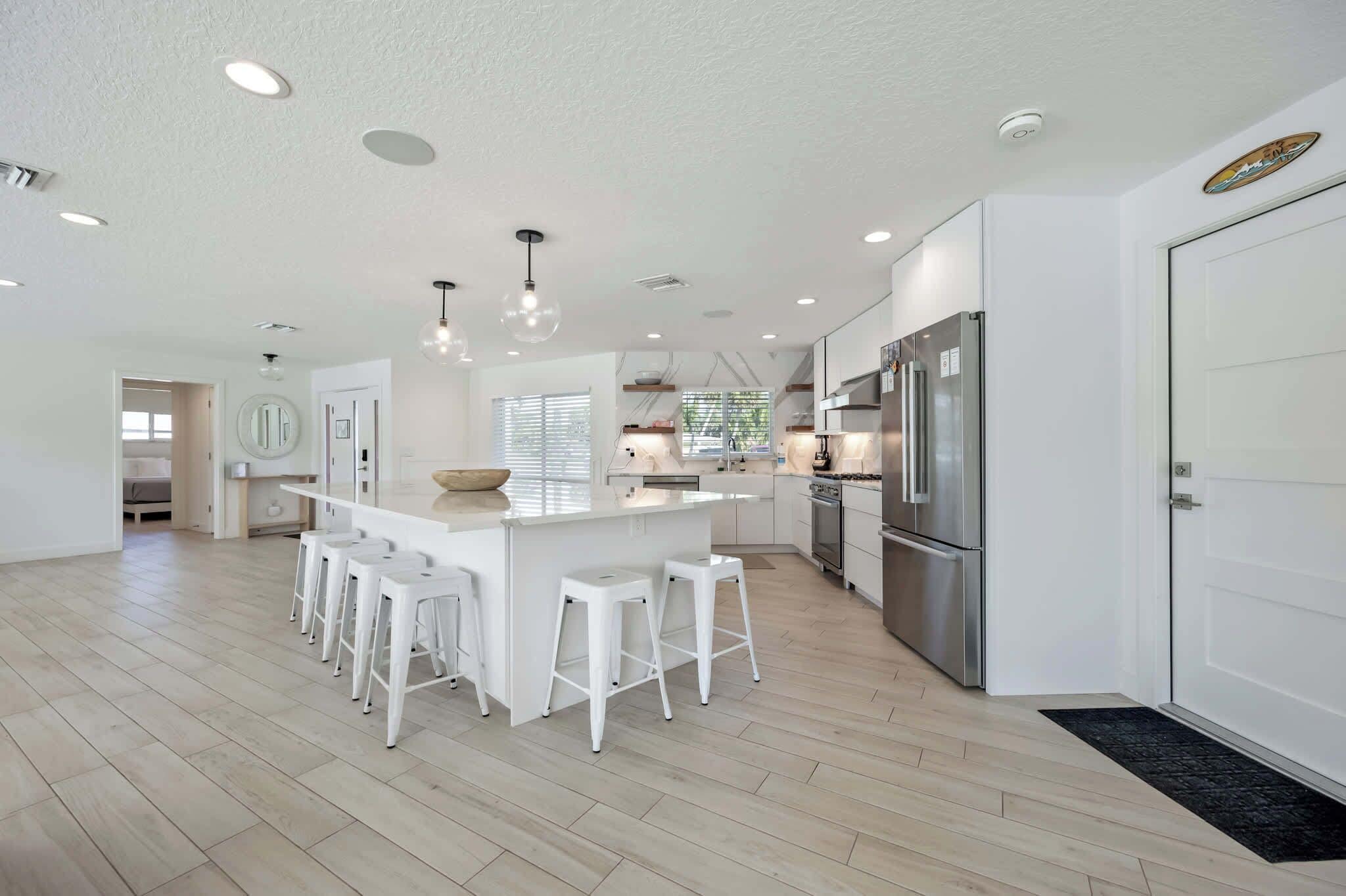 Kjøleskap, mikrobølgeovn, ovn og kokeplater