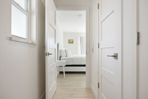 5 عدّة غرف نوم ومكواة/لوح كي وسرير سفر وواي فاي