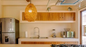 冷蔵庫、電子レンジ、コンロ、コーヒー / ティーメーカー