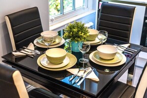 Dining - Spacious 2-Bedroom Apartment in Greater London (London)