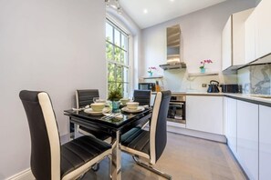 Fridge, microwave, oven, stovetop - Spacious 2-Bedroom Apartment in Greater London (London)