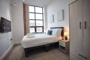 2 bedrooms, iron/ironing board, travel cot, WiFi