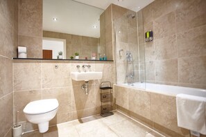 Douche, sèche-cheveux, serviettes fournies, savon