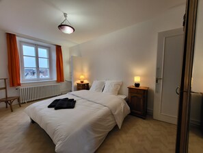 4 Schlafzimmer, Bügeleisen/Bügelbrett, Bettwäsche