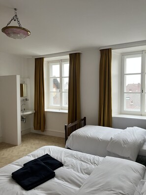 4 Schlafzimmer, Bügeleisen/Bügelbrett, kostenloses WLAN, Bettwäsche