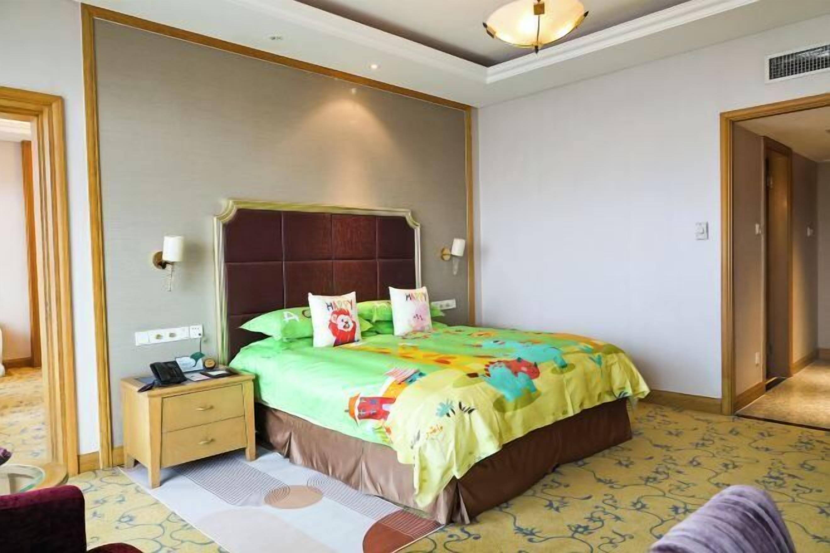 Premium bedding, down comforters, minibar, in-room safe