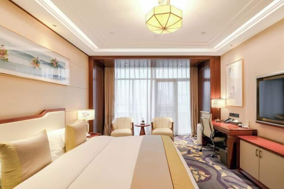 1 bedroom, premium bedding, down comforters, minibar