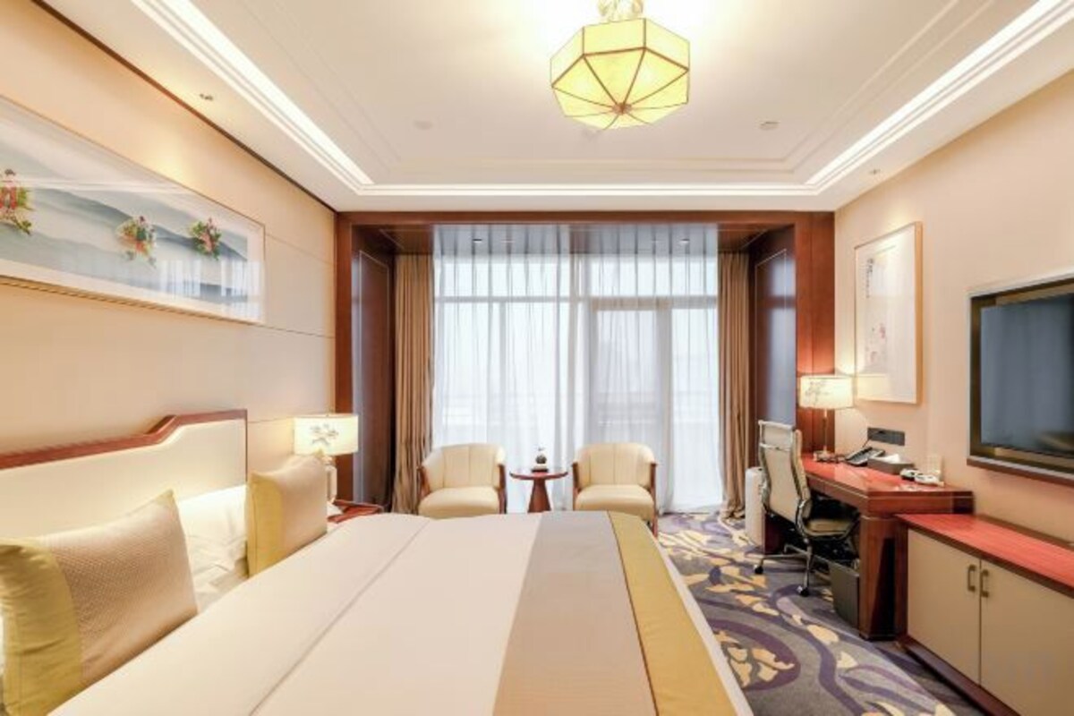 Deluxe Queen Room
