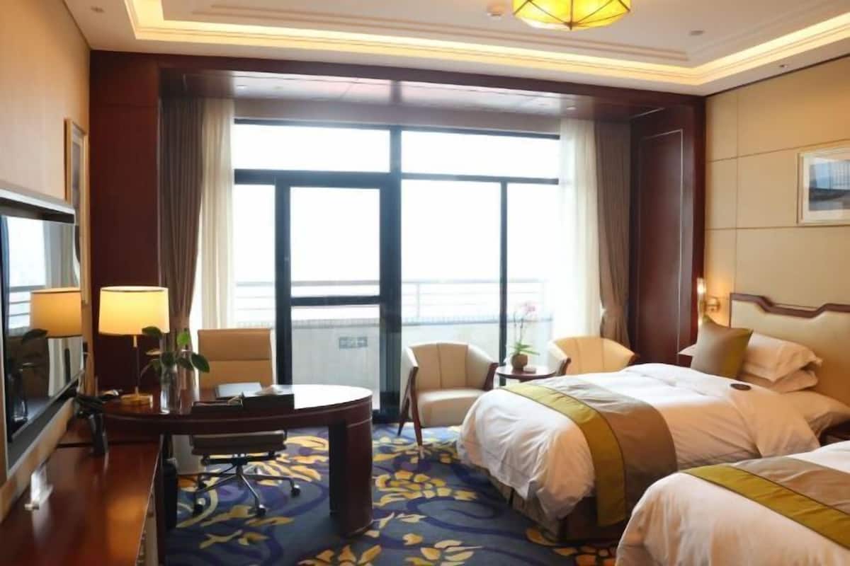 1 bedroom, premium bedding, down comforters, minibar