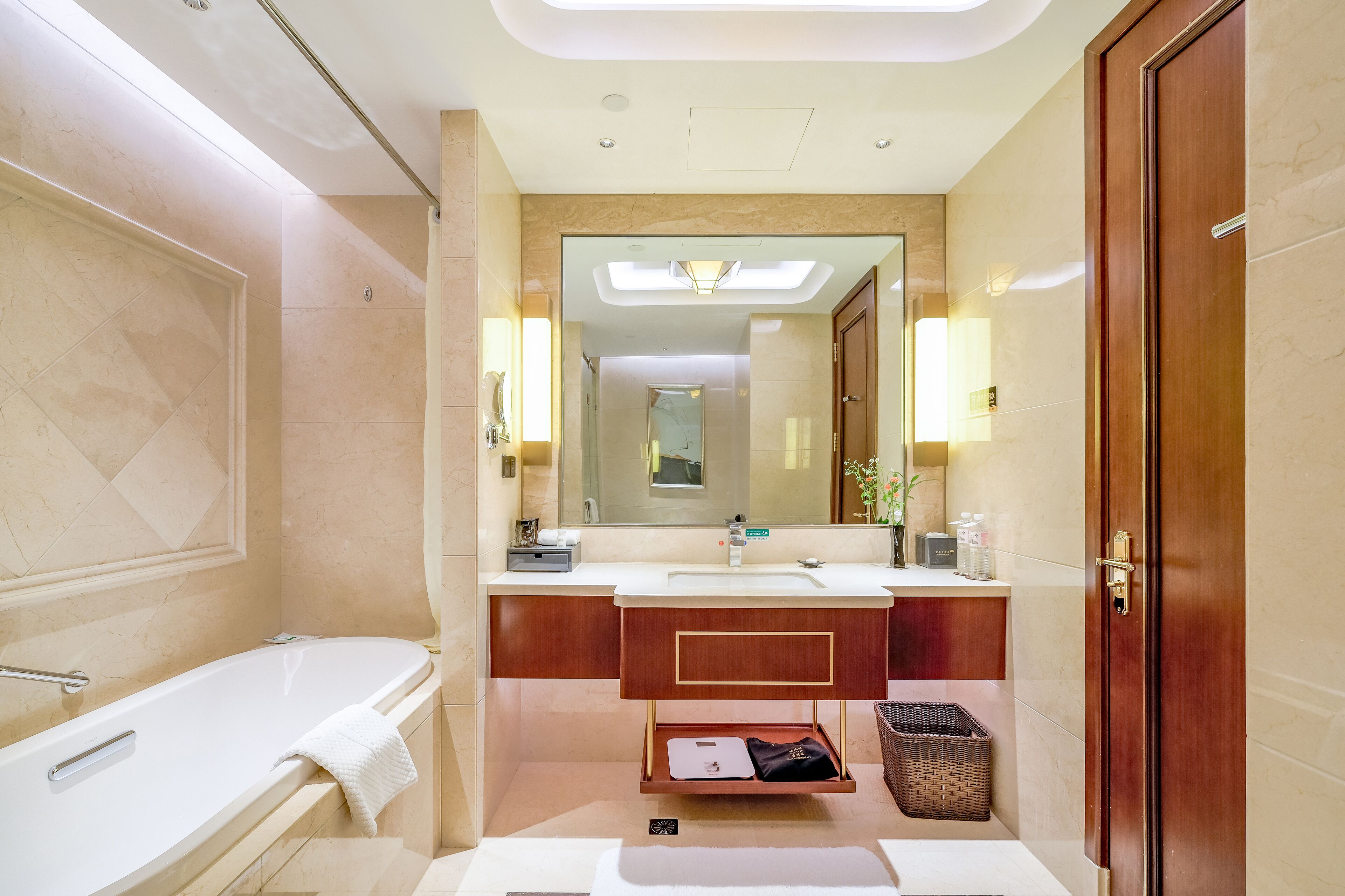 Un baño moderno con bañera, lavamanos y tocador.