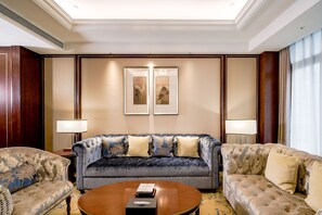 ห้องสแตนดาร์ดสวีท | ห้องนั่งเล่น | ทีวี 50 นิ้ว พร้อมช่องเคเบิล