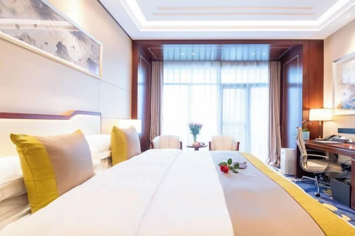1 bedroom, premium bedding, down comforters, minibar