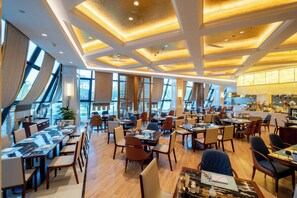 Déjeuner en libre-service (98 CNY par personne)