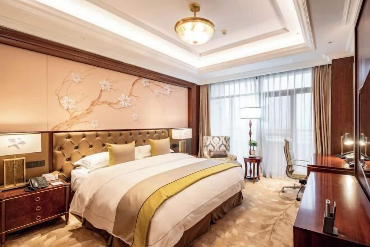 1 bedroom, premium bedding, down comforters, minibar