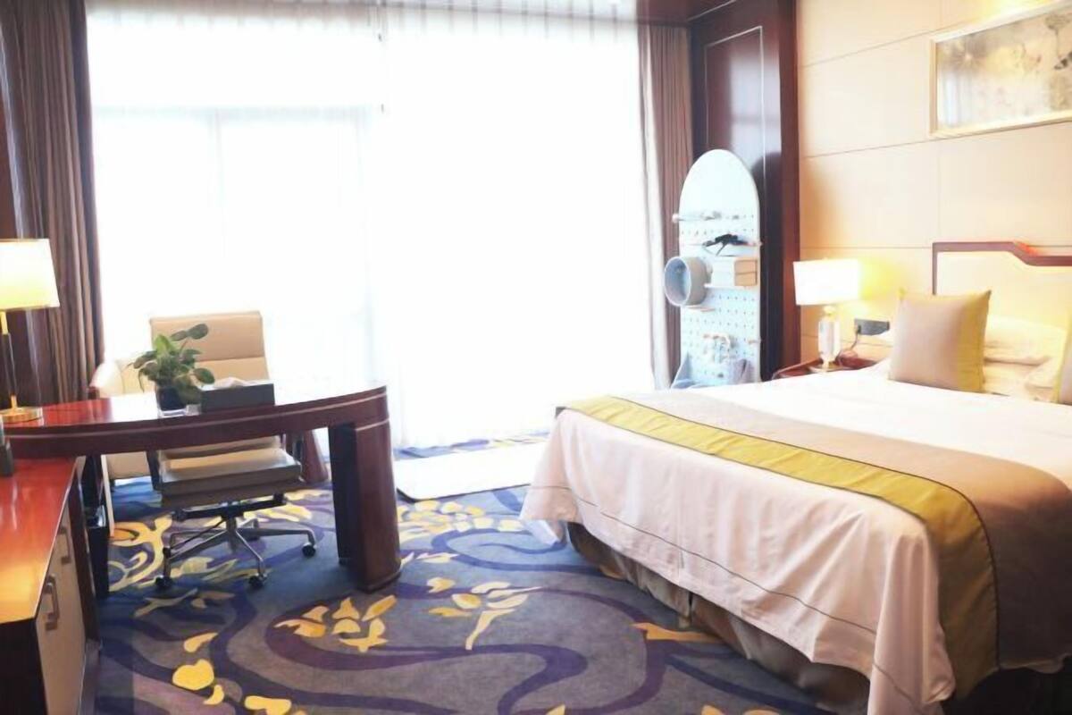 1 bedroom, premium bedding, down comforters, minibar
