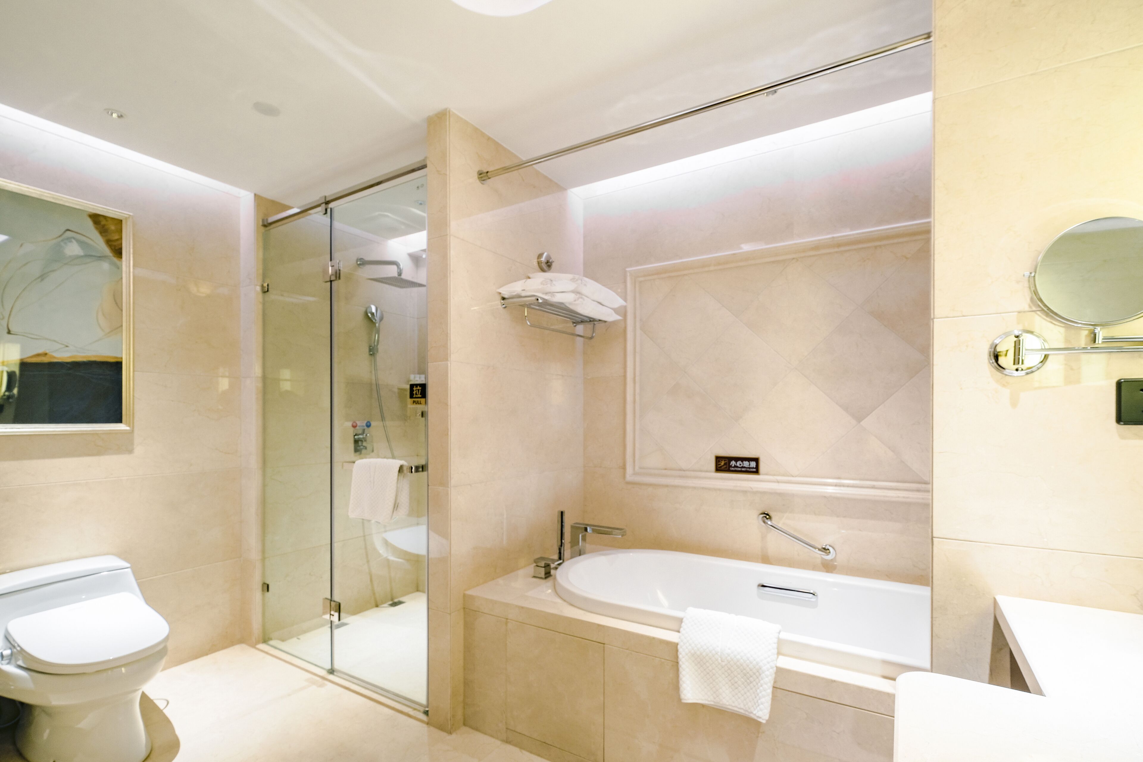 Ein modernes Badezimmer mit einer Duschkabine, einer freistehenden Badewanne und einem WC.