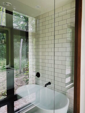 Bathtub, hair dryer, towels, shampoo - NorthShore, Modern Cabin 656 (Northport)