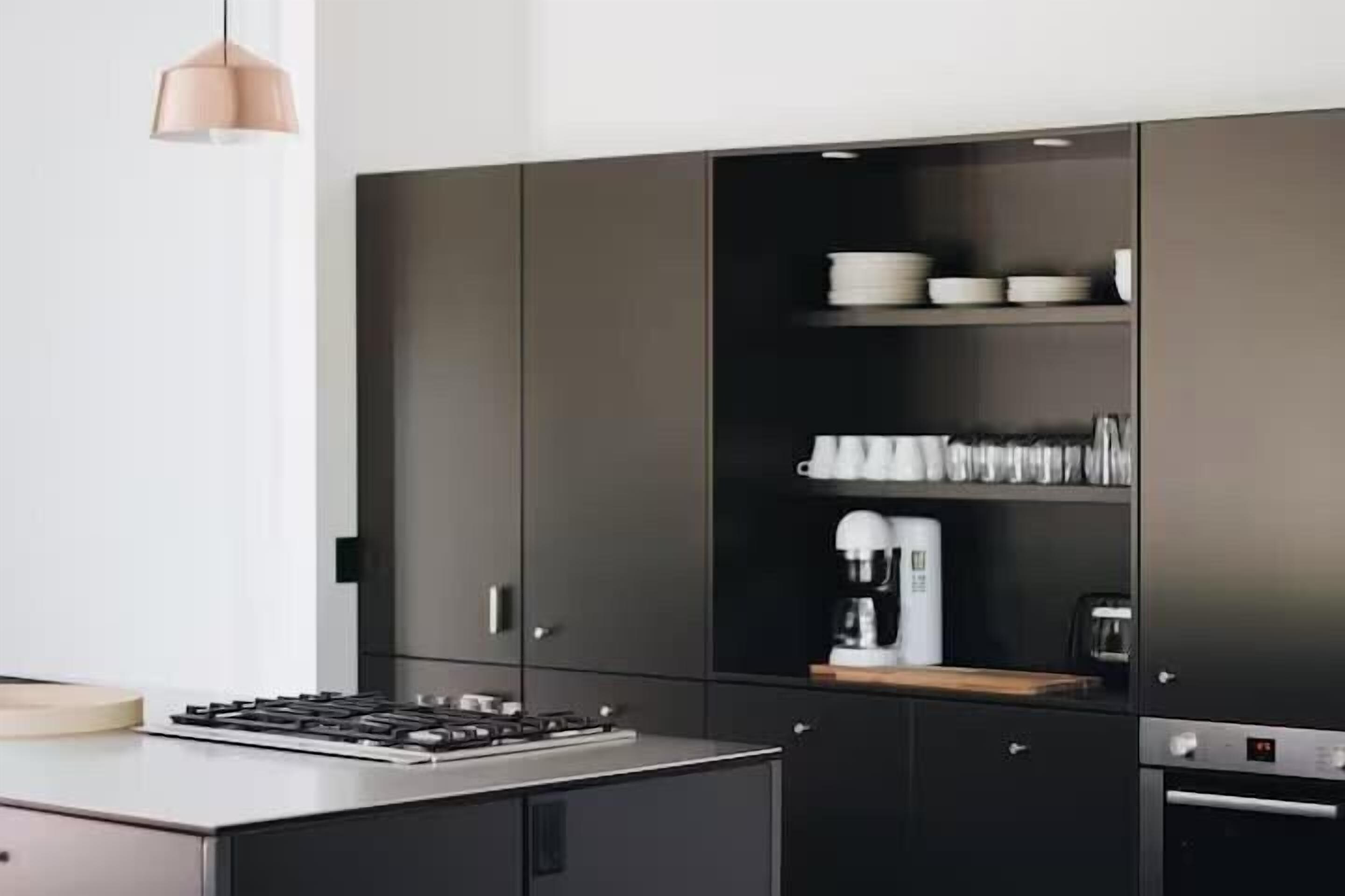 Frigorifero, microonde, forno, piano cottura