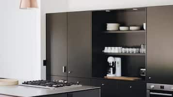 Frigorifero, microonde, forno, piano cottura