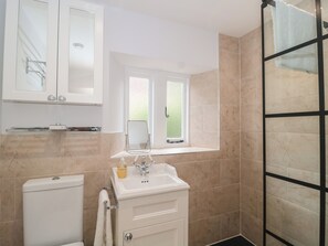 A bathroom with a toilet, sink, mirror, and window. - Scrambles Cottage (Stoke-sub-Hamdon)