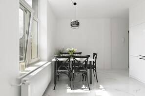 Classic Studio Suite | Private kitchen | Full-size fridge, oven, cookware/dishes/utensils - Elite Apartments Sopot Seaside (Sopot)