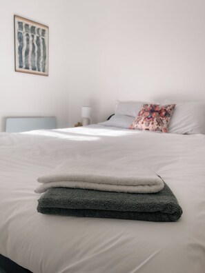 2 室のベッドルーム、デスク、旅行用ベビーベッド、WiFi (無料)