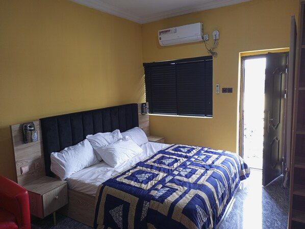 1 bedroom, iron/ironing board, bed sheets - Studio apartment for shortlet in a quiet fully Serviced Estate 24hr power supply (Port Harcourt)