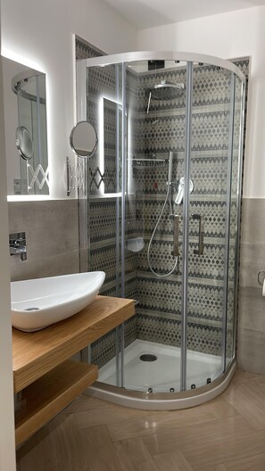Comfort Room | Bathroom | Shower, hydromassage showerhead, hair dryer, slippers - B&B L'Orchidea (Tropea)