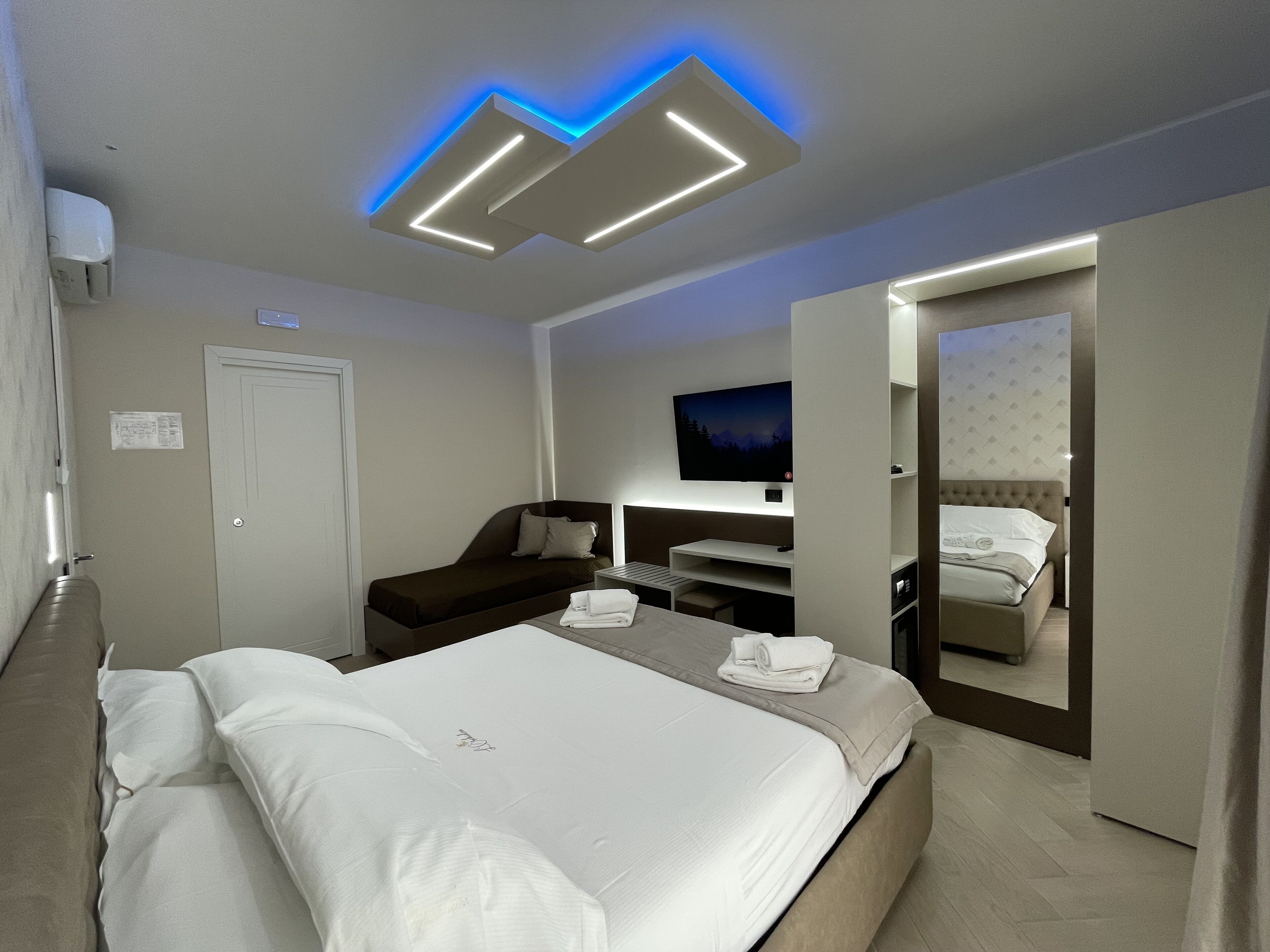 Habitación de lujo | Ropa de cama de alta calidad, camas con efecto memoria y minibar 