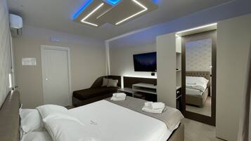 Habitación de lujo | Ropa de cama de alta calidad, camas con efecto memoria y minibar