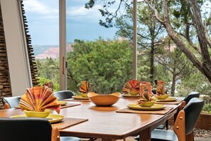 Dining - Best Red Rock Feel in Uptown Sedona, Mid Century Home! (Guest house on premises) (Sedona)