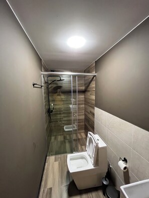 Secadora de cabello, toallas, jabón, papel de baño 