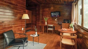 Wooden Style Suite | 1 bedroom, minibar, in-room safe, desk