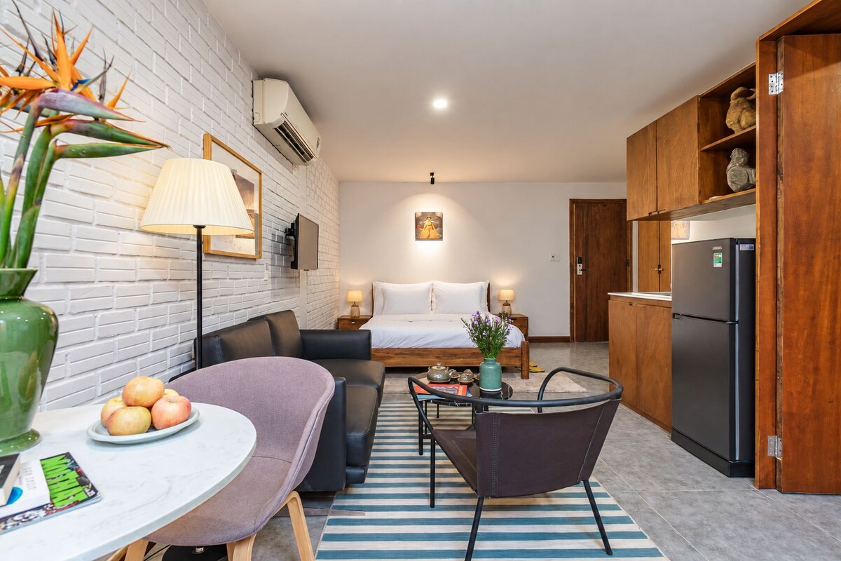 Studio With Balcony | มินิบาร์, ตู้นิรภัยในห้องพัก, โต๊ะทำงาน, พื้นที่ทำงานแบบใช้แล็ปท็อป