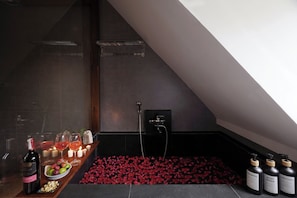 Designer toiletries, hair dryer, bathrobes, slippers - Nexus House Thao Dien (Ho Chi Minh City)