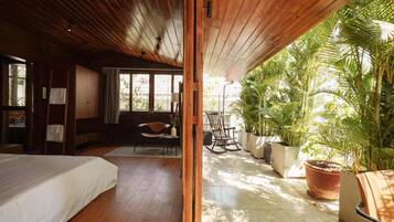 Suite, 1 Queen Bed, Bathtub | 1 bedroom, minibar, in-room safe, desk