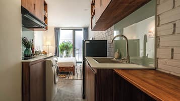 Studio, Balcony | Private kitchen | Fridge, microwave, stovetop, cleaning supplies
