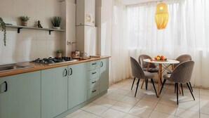 A modern kitchen with a dining area. - Lunga 16 Guesthouse in City Center (Brașov)