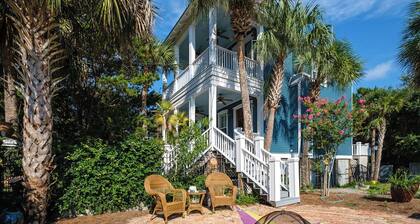 Bridges Cottage - Vintage in Heart of Cedar Key!