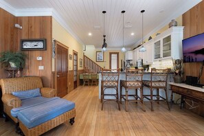 TV - Bridges Cottage - Vintage in Heart of Cedar Key! (Cedar Key)