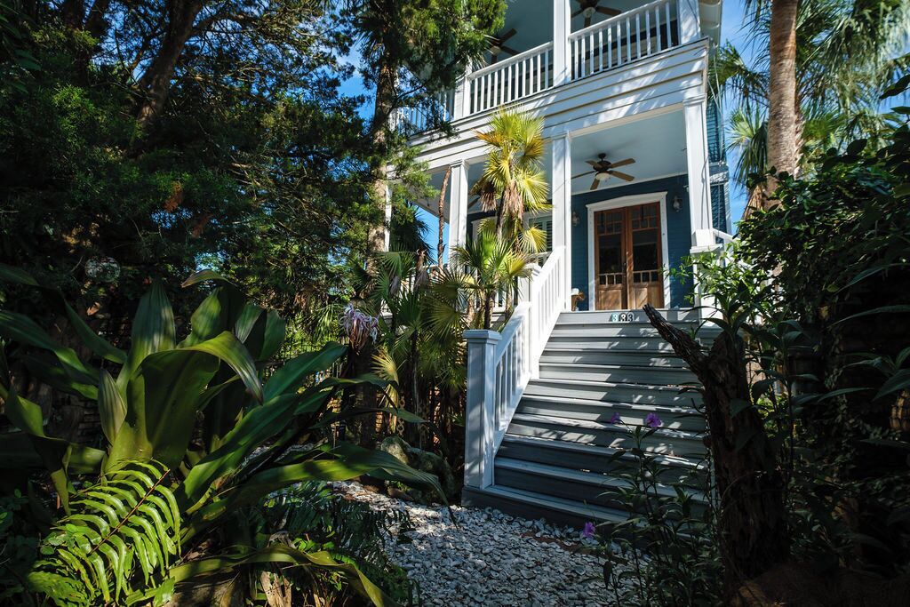 Bridges Cottage- Charming downtown home!