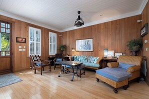 TV - Bridges Cottage - Vintage in Heart of Cedar Key! (Cedar Key)