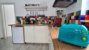 Fridge, microwave, stovetop, dishwasher - Cozy Riverfront Apartment 1 with mountain view (Bușteni)