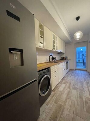 Refrigerador, horno, parrilla de estufa y cafetera y tetera 