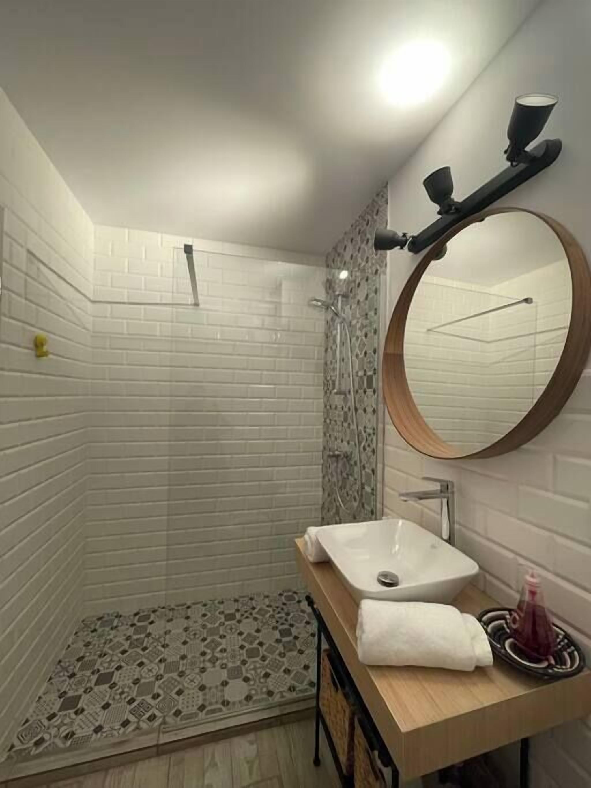 Sèche-cheveux, serviettes fournies