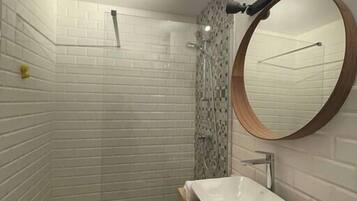 Sèche-cheveux, serviettes fournies